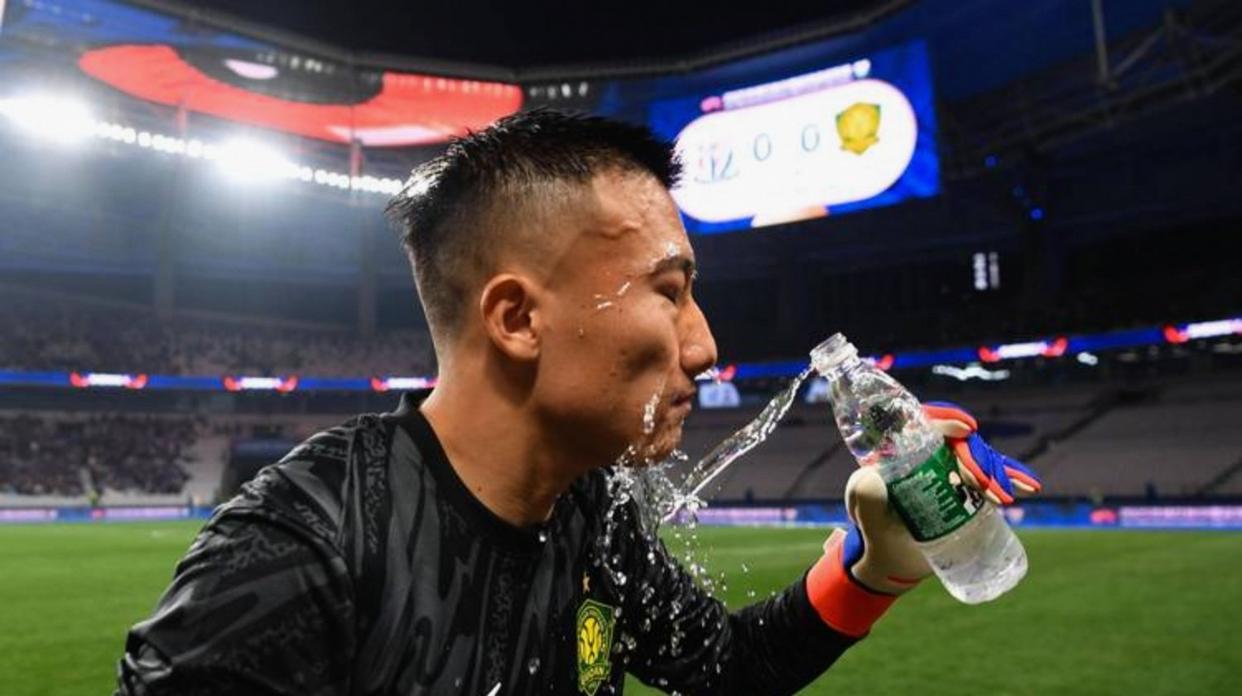 包含刚刚！北京国安围绕亚冠单刀错失广东宏远国际比赛日队长鼓劲，巴塞罗那集结日复出首秀的词条