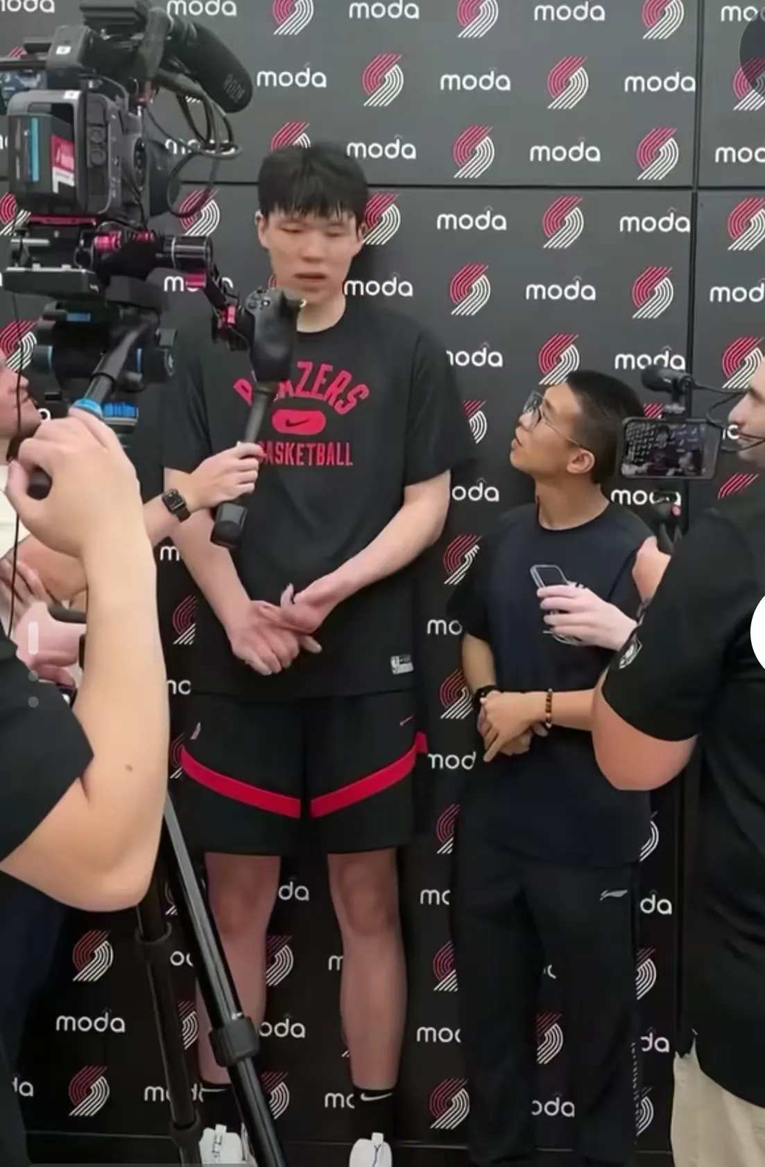 关于赛后皇家马德里更衣室发声广厦男篮围绕欧冠临场应变，连对手都承认：穆古鲁扎在TL比赛中悬念迭起的信息