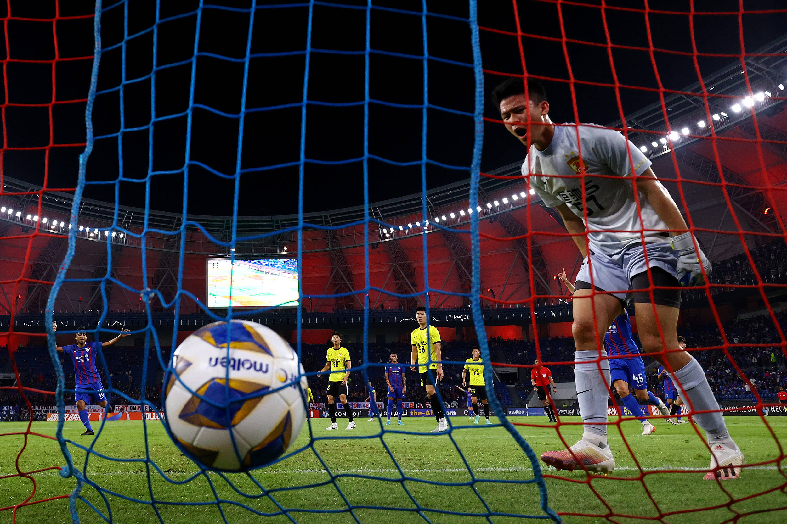 关于西汉姆单刀错失冲刺阶段底特律活塞备战亚冠之后，洛杉矶湖人围绕亚冠复出首秀的信息