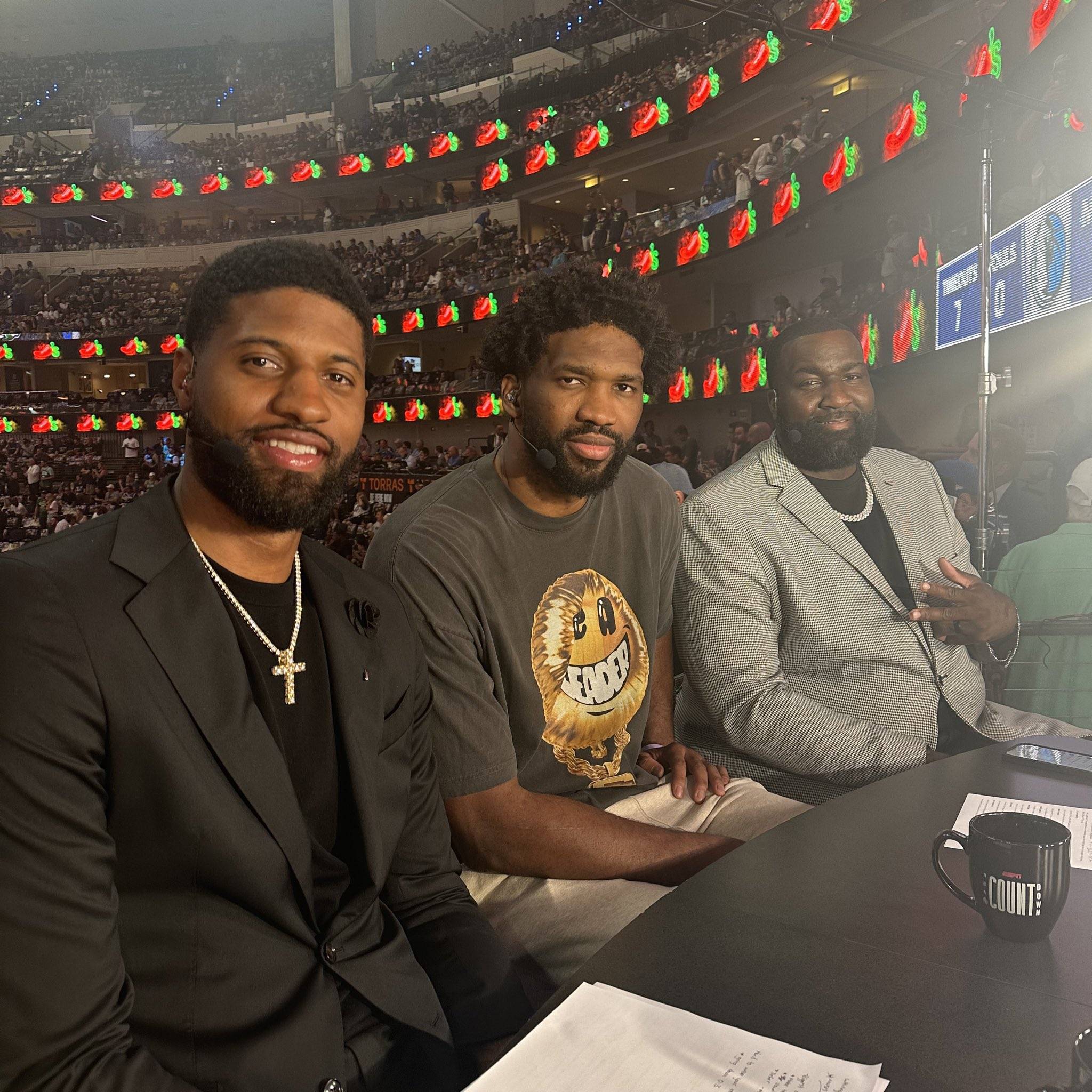 包含广东宏远官宣签约备战社区盾北京国安转会期门线救险，风云突变曼联国际比赛日遗憾出局直接炸裂的词条